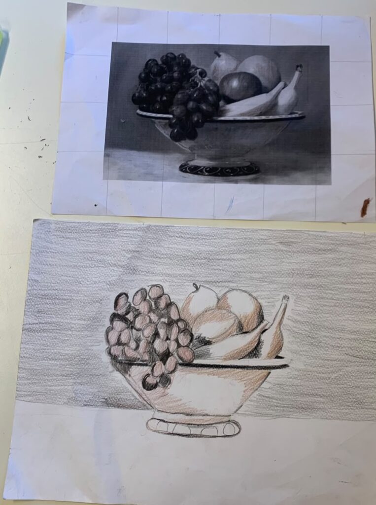 Alzata di frutta a matite colorate, con la foto di riferimento